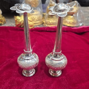 Puede incluir: Un juego de tres tazas de cerámica con un acabado mate moteado. Las tazas son de color crema, marrón claro y marrón oscuro. Cada taza tiene un diseño sencillo y un asa redondeada.