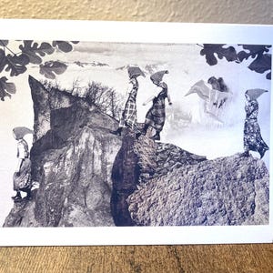 Biglietto di auguri con montagna in bianco e nero, interno vuoto, 4,25 x 5,5", biglietto di auguri collage surreale per bambini, biglietto unico "Bambini sul bordo della scogliera"