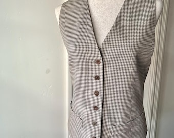 Giorgio Armani Le Collezioni, Wool Vest, Dark Khaki & Cream Houndstooth, Six-button, Adjustable Back belt, Made in Italy. Size 42/8