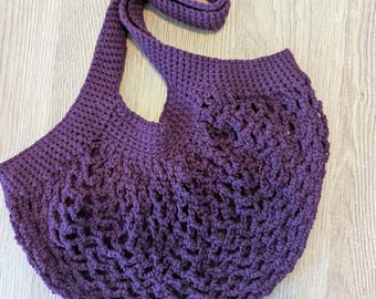 Può includere: Borsa all'uncinetto viola fatta a mano con un'unica tracolla. La borsa presenta un motivo a trama aperta, simile a una rete, sul corpo e una tracolla solida e fitta. La borsa è progettata per essere portata a spalla.