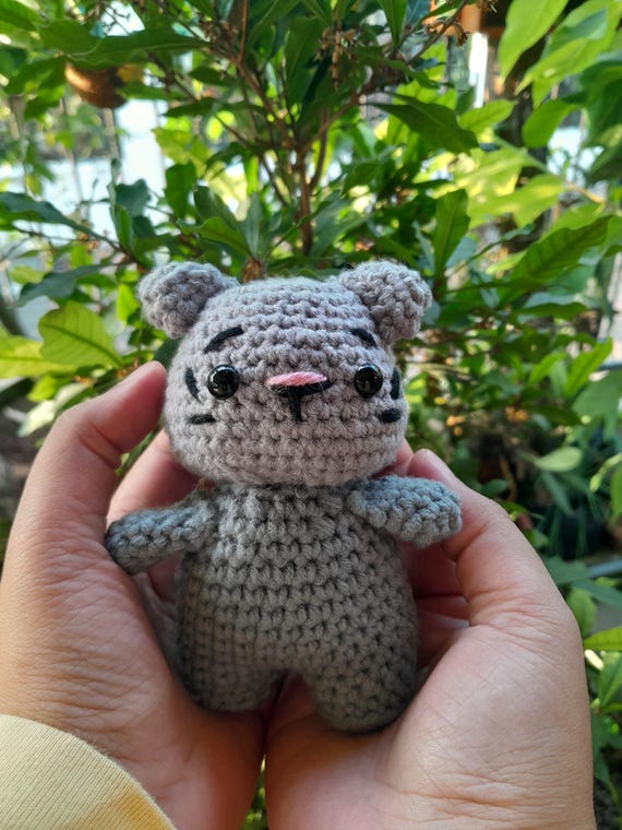 グレー猫の編みぐるみ ぽっちゃりグレー猫 - 手作りあみぐるみ