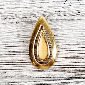 Vintage 14K Yellow Gold Coral Teardrop Pendant Inlay Minimalist Luxury Pretty