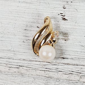 Vintage 10K 5.7mm Pearl Diamond Yellow Gold Pendant Small Luxury Pretty