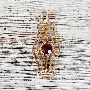 Antique Filigree 10K Yellow Gold Garnet Pendant Art Deco Luxury Pretty