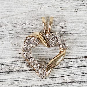 Vintage 10K Yellow Gold .20 Ctw Diamond Heart Pendant Small Luxury Pretty