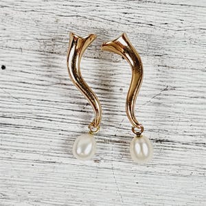 Vintage 14K Yellow Gold Pearl Dangle Drop Earrings Staple Luxury Pretty