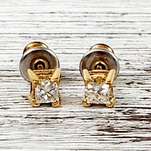 Vintage 18K Yellow Gold .15 Ctw Natural Diamond Stud Earrings Luxury Pretty