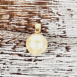 Vintage 14K Yellow Gold Pearl Charm Pendant Small Luxury Pretty