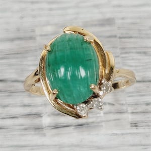 Zabytkowy pierścionek z 14-karatowego żółtego złota z rzeźbionym jadeitem i diamentami 6,75 w stylu retro i luksusowym