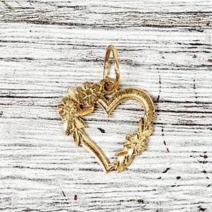 Vintage 14K Yellow Gold Flower Heart Mini Charm Pendant Small Luxury Pretty