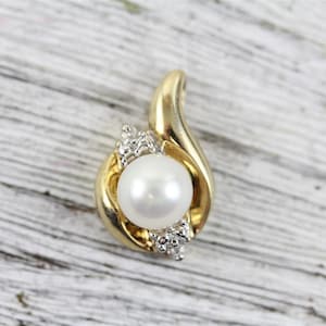 Vintage 10K Yellow Gold 5.9mm Pearl Diamond Pendant Pretty Luster Retro Luxury Classic Staple Simple