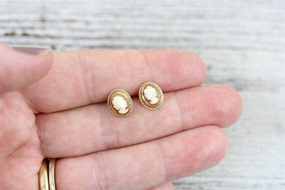 Vintage Carved Shell Cameo Studs 14K Yellow Gold … - image 5