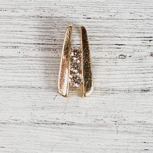 Vintage 10K Yellow Gold .12 Ctw Diamond Pendant Small Luxury Pretty