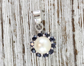 Vintage 925 Sterling Silver Pearl Topaz Halo Pendant Pretty Retro A1783 Classic Staple