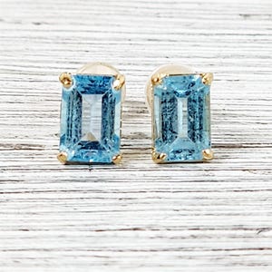Vintage 14K Yellow Gold Blue Topaz Stud Earrings Staple Luxury Pretty