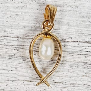 Vintage 14K Yellow Gold Pearl Charm Pendant Small Retro Luxury Pretty