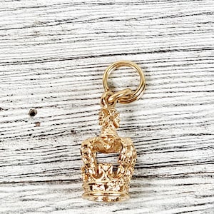 Vintage 14K Yellow Gold British Queen Crown Charm Pendant Small Luxury Pretty