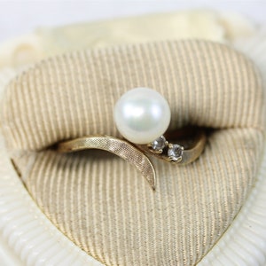 Vintage 14K Yellow Gold 7.6mm Pearl Diamond Ring Luxury (8.5) Brushed Bypass