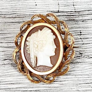 Antique 14K Yellow Gold Carved Shell Cameo Pendant Brooch Small Luxury Pretty