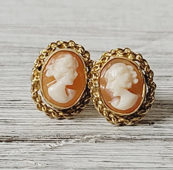 Vintage Shell Cameo 18K Yellow Gold Carved Lady S… - image 1