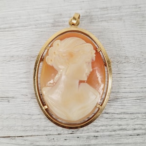 Vintage Carved Shell Cameo 18K Yellow Gold Charm Pendant Brooch Pretty Lady