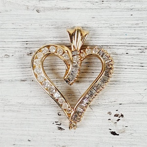Vintage 10K Yellow Gold .65 Ctw Natural Diamond Heart Pendant Luxury Pretty