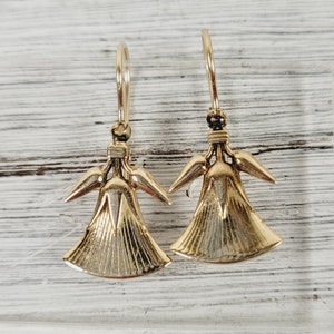 Vintage Ancient Flower 14K Yellow Gold Dangle Earrings Pierced Pretty Luxury