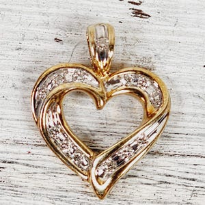 Vintage 10K Yellow Gold .15 Ctw Diamond Heart Pendant Small Luxury Pretty