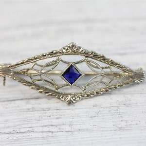Broche édouardienne en or blanc 10 carats avec saphir créé en filigrane