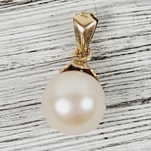 Vintage Pearl 14K Yellow Gold Pendant Small Mid Century Layer Luxury Pretty