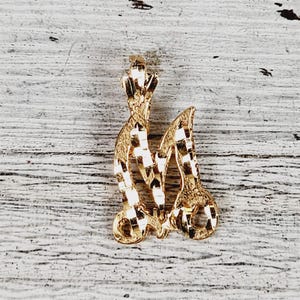 Colgante vintage con letra inicial M en oro amarillo de 14 quilates, pequeño y bonito.