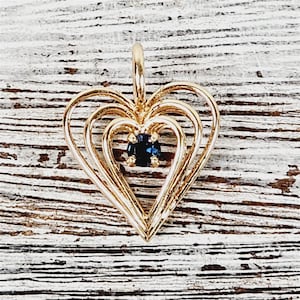 Pingente vintage de coração com safira em ouro amarelo 14K, pequeno e luxuoso, lindo