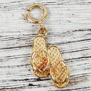 Vintage 14K Yellow Gold Beach Flip Flops Sandals Charm Pendant Small Luxury