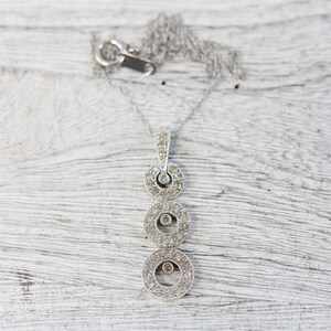Vintage 10K White Gold .25 Ctw Diamond Journey Circle Necklace Pendant Chain 18&quot;