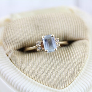 Vintage 14K Yellow Gold .70 Ct Aquamarine .10 Ctw Diamonds Ring Gemstone Luxury (6.75)