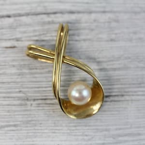 Vintage 14K Yellow Gold 7mm Pearl Cross Loop Pendant Pinkish Luster Finest Luxury