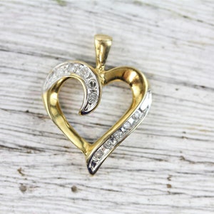 Vintage 10K Yellow Gold .20 Ctw Diamonds Heart Pendant Pretty Love Luxury Classic Staple Simple