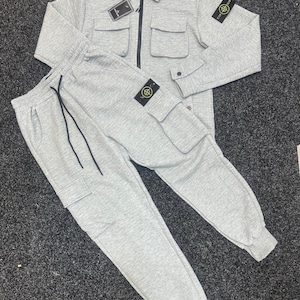 Unisex Inspired Grey Tracksuit Set – Men’s Casual Two-Piece Joggers & Zip Jacket – Streetwear Outfit