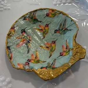 Handmade decoupage shell trinket holders – beachy, boho jewelry dish, coastal decor, unique gifts, seashell catchall Fun hummingbird pattern