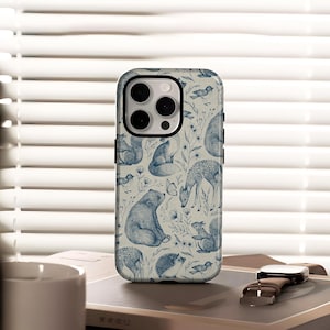 Könnte beinhalten: Eine Handyhülle mit einem blau-weißen Waldtiermuster. Das Design zeigt Illustrationen von Bären, Hirschen, Füchsen und Vögeln. Die Hülle hat einen schwarzen Rand und einen Kameraausschnitt.
