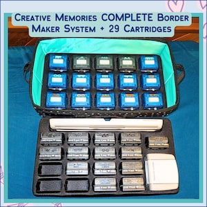 Puede incluir: Un sistema Creative Memories Complete Border Maker con 29 cartuchos. El sistema incluye un estuche de transporte negro y verde azulado lleno de cartuchos azules y grises. La bandeja inferior contiene cartuchos adicionales y un creador de bordes blanco.