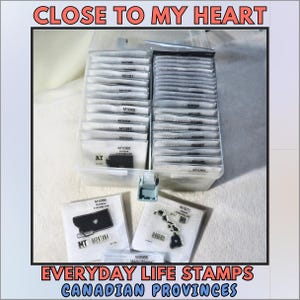 Könnte beinhalten: Transparente Kunststoffbehälter gefüllt mit Stempeln. Die Stempel sind mit Abkürzungen der Bundesstaaten beschriftet und der Text "EVERYDAY LIFE STAMPS CANADIAN PROVINCES" befindet sich unten. Der Text "CLOSE TO MY HEART" steht oben.