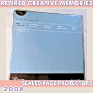 Könnte beinhalten: Versiegelte Creative Memories Seiten-Schutzhüllen, 30,5 x 30,5 cm. Die Verpackung ist hellblau mit Text in mehreren Sprachen, darunter "Page Protectors" und "Album". Auf der Unterseite der Verpackung steht "SEALED PAGE PROTECTORS 2008".