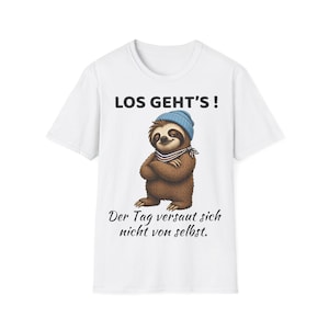May include: White t-shirt featuring a cartoon sloth wearing a blue beanie and scarf, with the text "LOS GEHT'S!" above and "Der Tag versaut sich nicht von selbst." below. The sloth has its arms crossed.