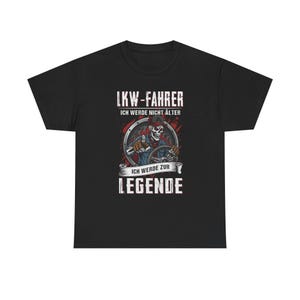 Puede incluir: Camiseta negra con un gráfico que presenta un esqueleto conduciendo un camión, con el texto "LKW-FAHRER ICH WERDE NICHT ÄLTER ICH WERDE ZUR LEGENDE". El esqueleto lleva un sombrero y una chaqueta.