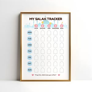 Könnte beinhalten: Gerahmter Druck mit goldenem Rahmen, betitelt "MY SALAH TRACKER". Er zeigt einen wöchentlichen Gebetsplan mit Feldern zur Aufzeichnung täglicher Gebete. Das Design umfasst eine Moscheesilhouette und den Text "Pray first, Allah loves your effort."