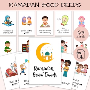 Może przedstawiać: Zestaw kart Ramadan Good Deeds z kolorowymi ilustracjami dzieci wykonujących różne akty dobroci. Karty zawierają teksty takie jak "Zapamiętaj krótką surę" i "Powiedz Bismillah przed jedzeniem". Zestaw zawiera 63 karty.