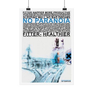Può includere: Un poster con il testo "FITTER HAPPIER MORE PRODUCTIVE" in alto, seguito da "NO PARANOIA" e "FITTER- HEALTHIER" in grassetto. Il fondo presenta una grafica autostradale e il testo "RADIOHEAD OK COMPUTER".