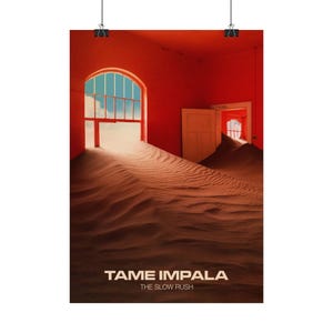 Peut inclure: Une affiche présentant la pochette de l'album "The Slow Rush" de Tame Impala. L'image montre une pièce rouge avec des dunes de sable traversant une fenêtre et une porte arquées. Le ciel est visible à travers la fenêtre. Le nom du groupe et le titre de l'album sont imprimés en bas.