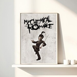 Peut inclure: Une affiche murale rectangulaire présentant le texte My Chemical Romance dans une police noire dentelée au-dessus d'une illustration centrale d'un squelette vêtu d'un uniforme de fanfare noir avec un haut chapeau et tenant un bâton.